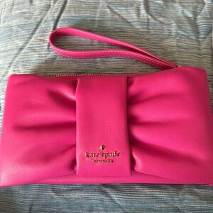 Medium wristlet, smooth leather, magenta.